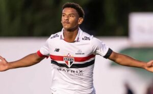 hugo, promessa do são paulo, passará por avaliação médica após lesão na copinha