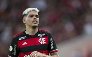 grêmio faz proposta irrecusável para tirar ayrton lucas do flamengo