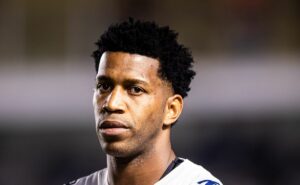 escanteado por pedro caixinha, gil está chateado e irá se reunir com a diretoria do santos