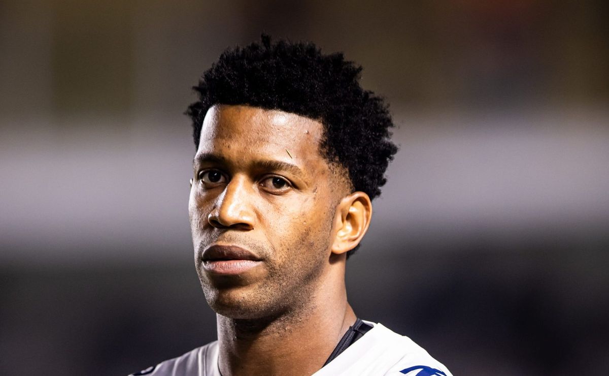 escanteado por pedro caixinha, gil está chateado e irá se reunir com a diretoria do santos