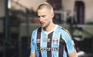 rodrigo ely vira problema no grêmio e departamento médico liga alerta sobre possível afastamento por lesão