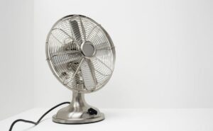 nesse calor, um ventilador de mesa com preço incrível cai bem