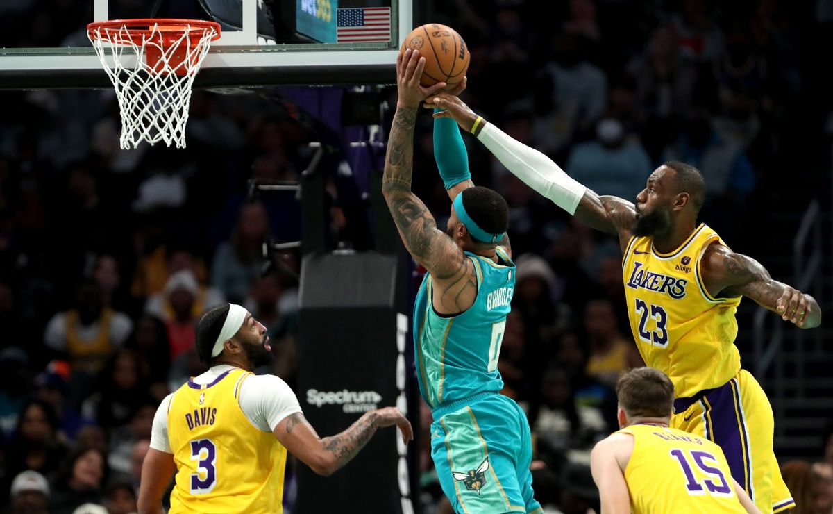 lakers recebem hornets para tirar o pé da lama na nba