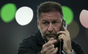 augusto melo ignora multa rescisória de r$ 123 milhões e léo agostinho não joga mais pelo corinthians