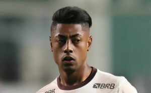 bruno henrique é flagrado com philippe coutinho e torcida do flamengo nutre provocação: “loucura”