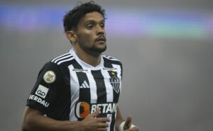 saída do paulinho ao palmeiras faz atlético mg tomar decisão envolvendo gustavo scarpa