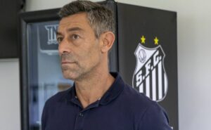 pedro caixinha aprova saída e santos negocia empréstimo de lucas braga com o vitória