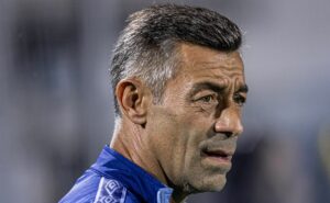 pedro caixinha se envolve em confusão após empate contra a ponte preta e é flagrado em bate boca