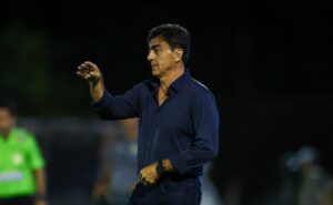 gustavo quinteros inicia trabalho em alta no grêmio e solidez defensiva vem à tona