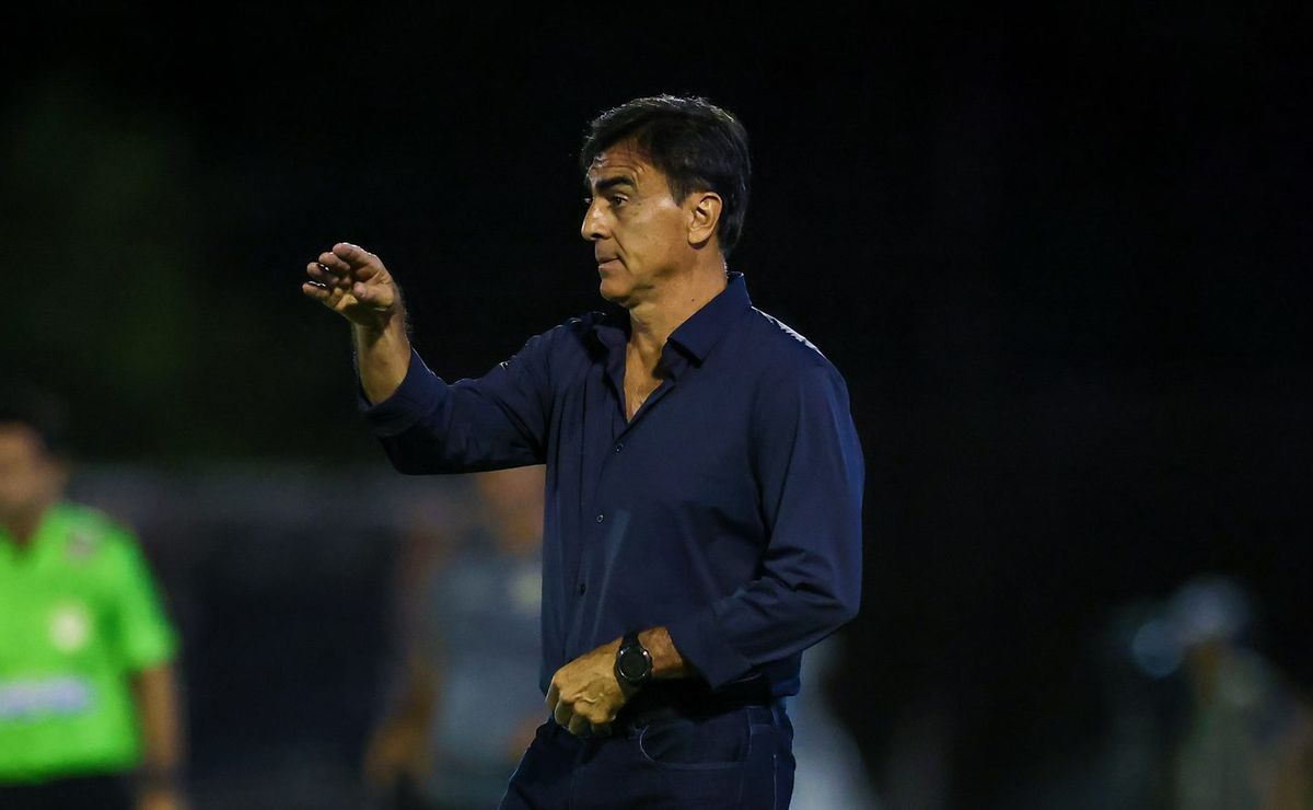 gustavo quinteros inicia trabalho em alta no grêmio e solidez defensiva vem à tona