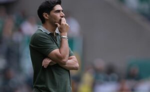 abel ferreira perde 2 titulares de última hora e raphael veiga e gustavo gómez são cortados contra o santos 