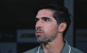 abel ferreira é 'fritado' por torcida do palmeiras após ótimo jogo de rômulo: "sabotado em 2024"
