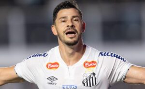 giuliano se despede oficialmente do santos após não renovar com o clube: "tive a honra"