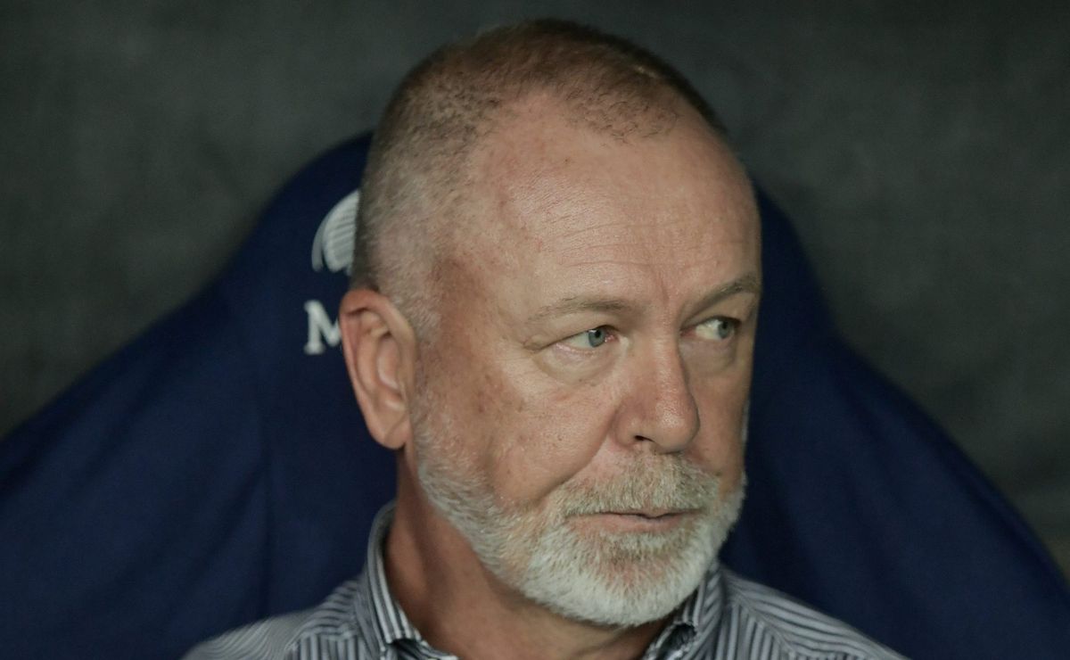 mano revela dificuldade em encontrar meia para fluminense: "difícil achar um que o torcedor gosta"