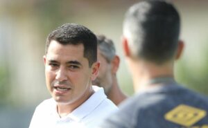 pedro martins concorda e santos negocia hayner por empréstimo; chape e coritiba são alvos