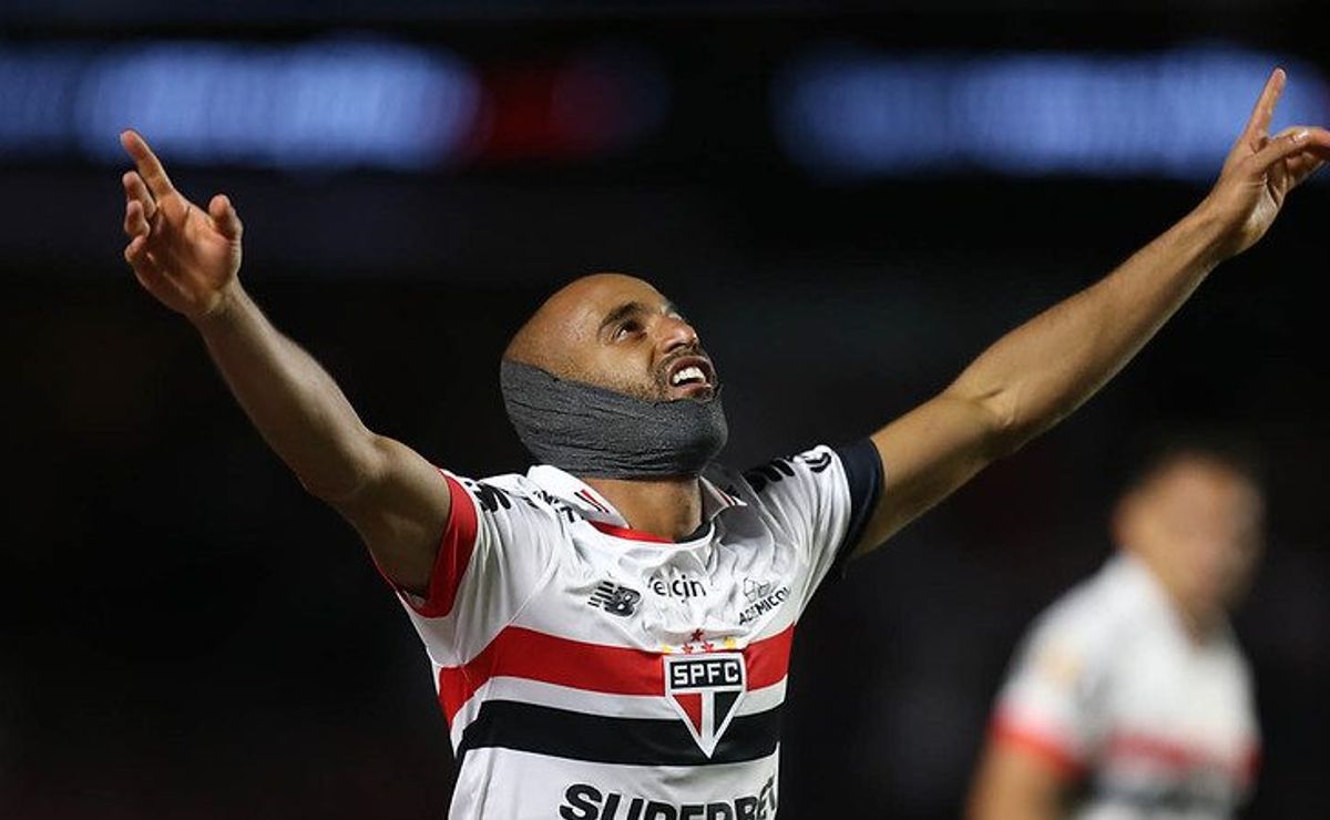 lucas moura comemora gols e vitória do são paulo no clássico: “elenco muito qualificado”