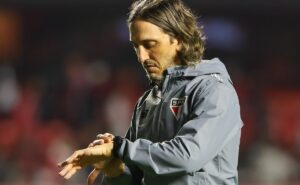 meia aposta de zubeldía não agrada em botafogo x são paulo e torcida reage: “empresta” 