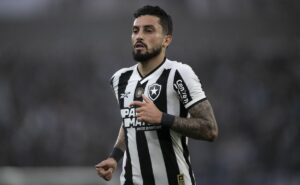 alex telles revela ansiedade para a estreia do time titular do botafogo em 2025: "estamos muito focados"