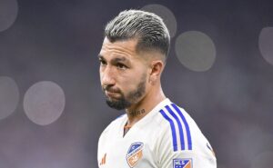 com luciano acosta e rollheiser, atlético mg quer mais quatro reforços para cuca