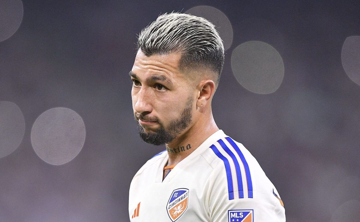 com luciano acosta e rollheiser, atlético mg quer mais quatro reforços para cuca