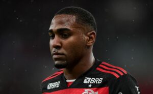 lorran treina com base do flamengo para libertadores sub 20 enquanto espera acordo com cska