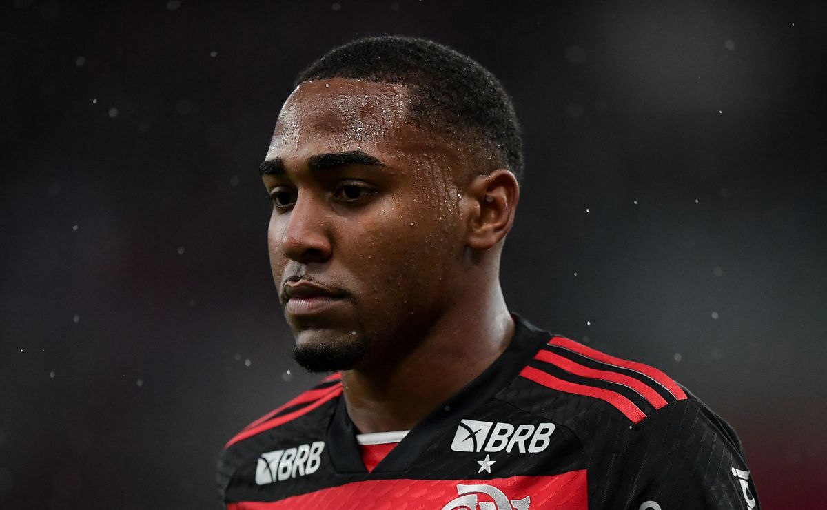 lorran treina com base do flamengo para libertadores sub 20 enquanto espera acordo com cska