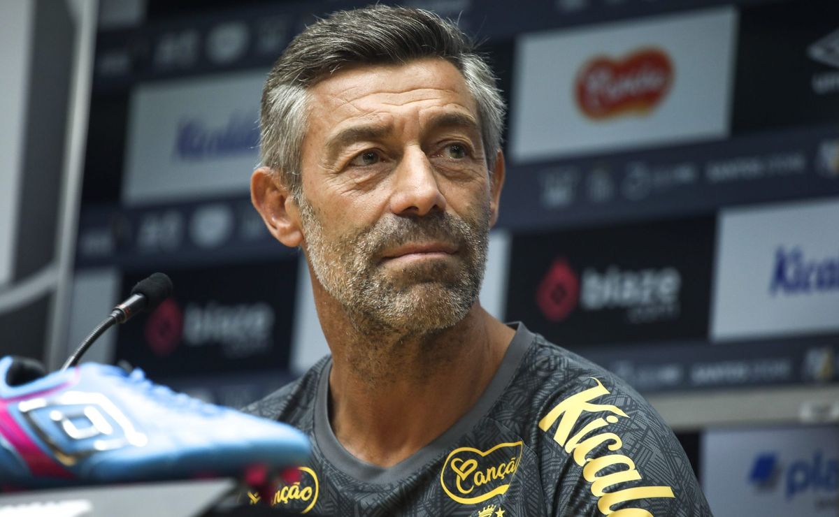 pedro caixinha decide mandar embora atacante contratado com grande expectativa no santos