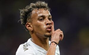 negociando com o botafogo, bitello é colocado como desaparecido pelo dínamo e empresário rebate: "lamento profundamente"