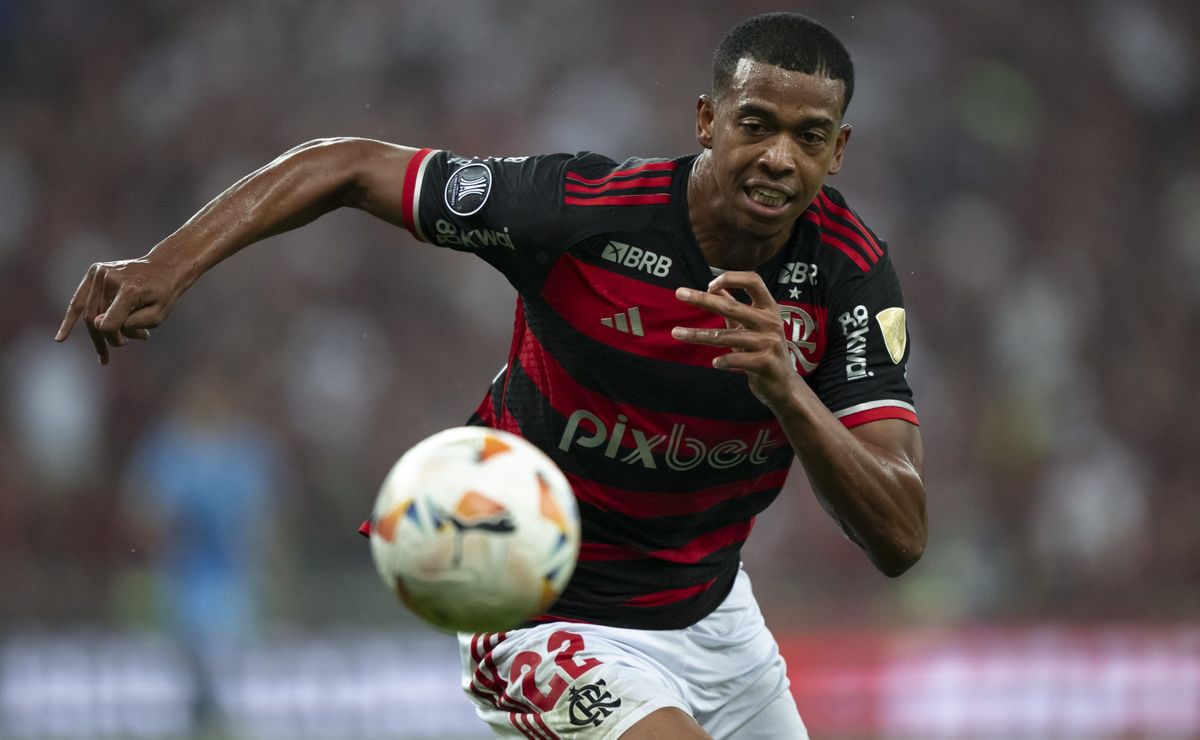 carlinhos vira solução caseira e flamengo tem apenas um centroavante de origem no elenco