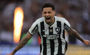 botafogo toma decisão após palmeiras contatar gregore e textor não pensa em liberar o volante