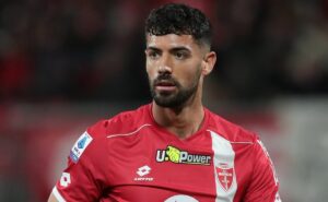 pablo marí, ex flamengo, assina contrato de 18 meses e foi anunciado pela fiorentina, da itália