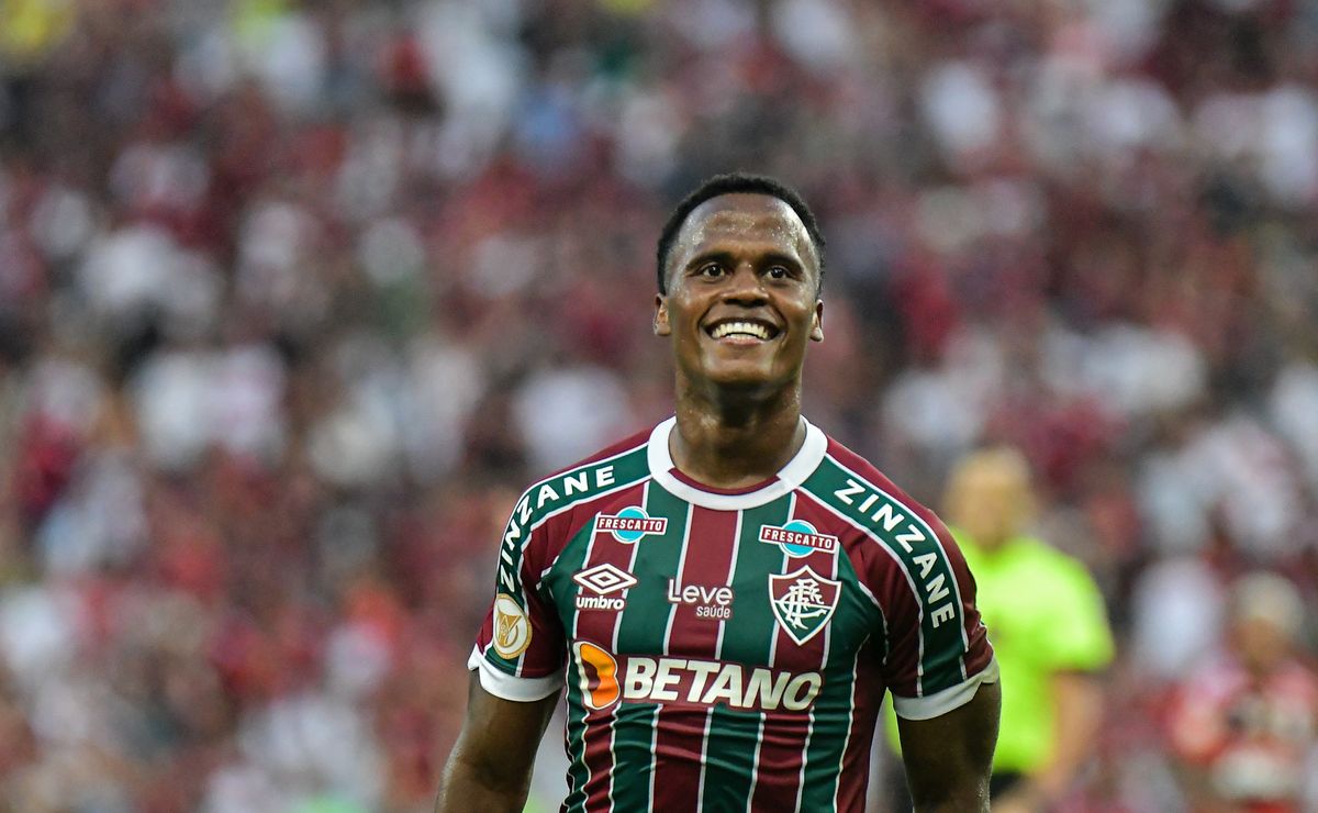 mário bittencourt avisa que arias só sai do fluminense para jogar em rival brasileiro com o pagamento da multa rescisória