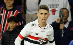 luis zubeldia é criticado na web por "prejudicar" oscar contra flamengo