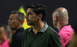 abel é criticado por aposta em giay após péssimo clássico pelo palmeiras: "pior contratação da história"