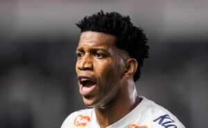 pedro caixinha deixa gil, soteldo e tiquinho fora dos relacionados para ponte preta x santos