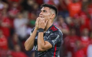alcaraz é muito criticado no flamengo e nação perde paciência: "uma vergonha ser a maior contratação"