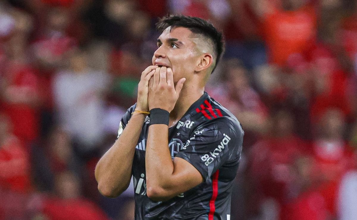 alcaraz é muito criticado no flamengo e nação perde paciência: "uma vergonha ser a maior contratação"