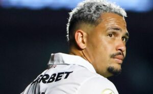luciano leva 4 pontos na testa após choque em são paulo x flamengo 