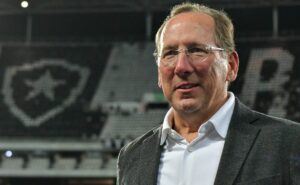 john textor escolhe entre rafa benítez e tata martino e espanhol está estudando proposta do botafogo