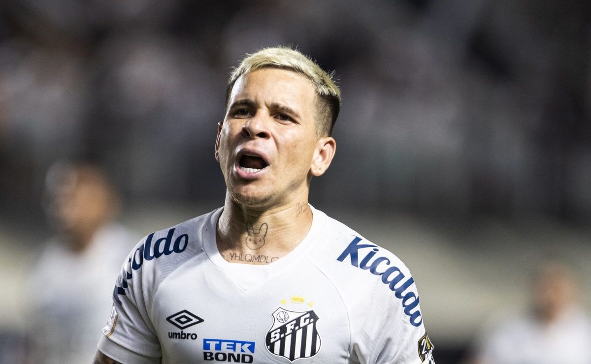 soteldo é flagrado por câmeras revoltado no santos após decisão de pedro caixinha de substituí lo