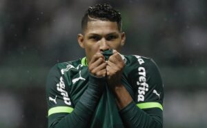 palmeiras corta rony de jogo do paulistão e leila encaminha transferência do 'rústico' ao santos