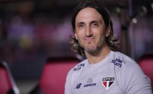 por causa de ryan francisco, torcida do são paulo critica luiz zubeldía