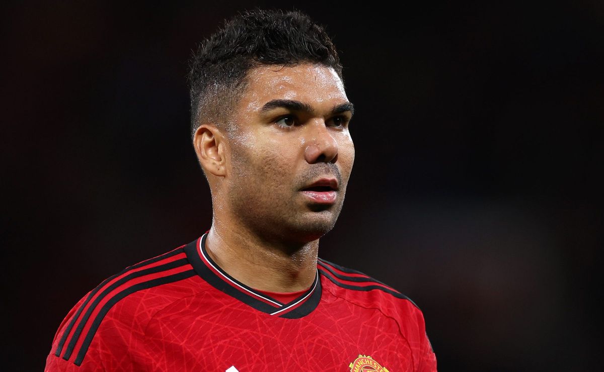 casemiro pode se juntar a oscar no são paulo após liberação do manchester united por empréstimo