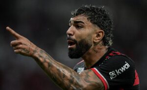 gabigol mal chega no cruzeiro e já causa problemas com atacante