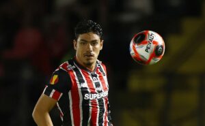 moreira, desejado pelo porto, volta a ser opção na lateral do são paulo