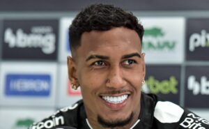 possível reforço do botafogo deu assistência contra time de textor a liga europa