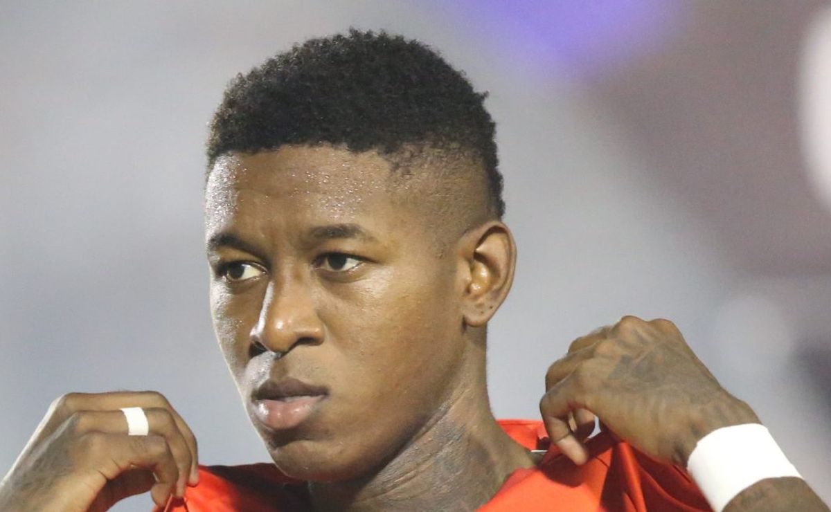 flamengo recebe comunicado por vitão e internacional exige mais de r$ 85 milhões