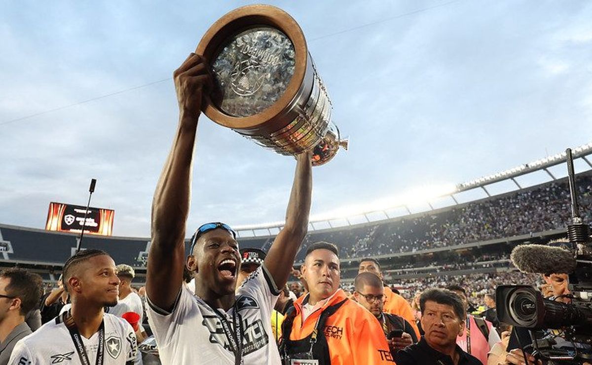 botafogo e fluminense, os dois últimos campeões da libertadores, se enfrentam pelo campeonato carioca