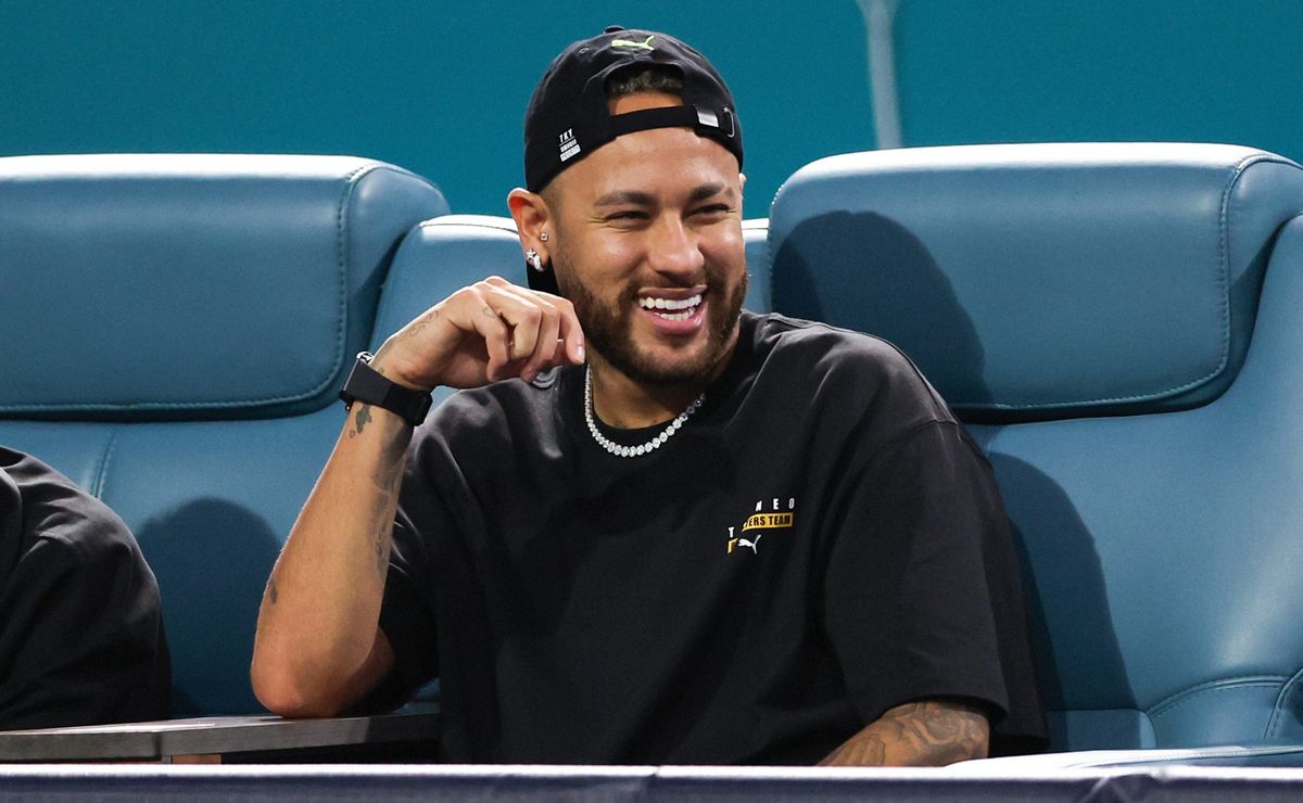 reformulação com chegada de neymar começa no santos e joão schmidt tem sondagens para sair 