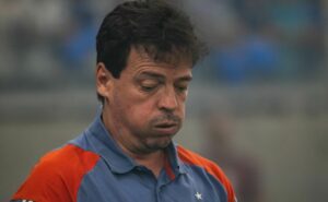primeiro jogo oficial do cruzeiro gera uma desaprovação da torcida com diniz: "fã dele"
